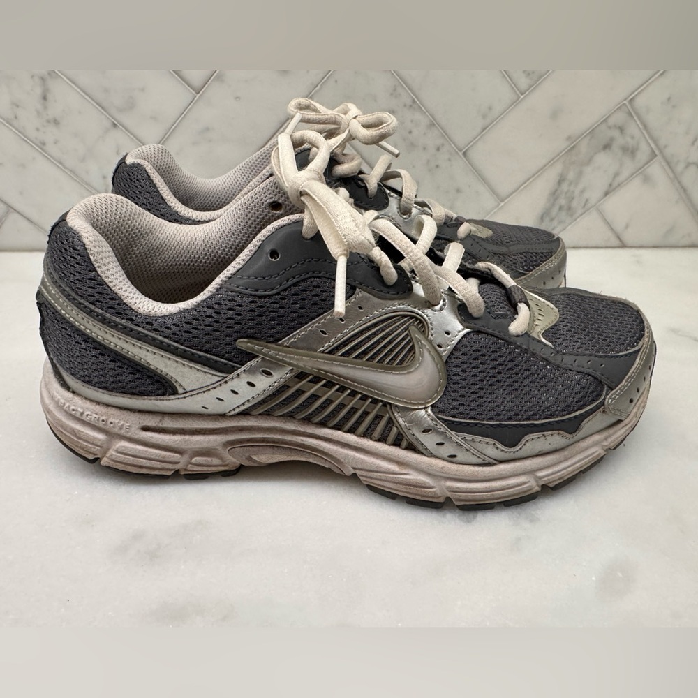 Women’s Nike Gray Sneakers 7.5